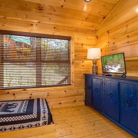 פיג'ן פורג' 5Bd5B Escape Cabin With 2 Hottubs, Thtr &Game Rm,1Mi To The Parkway! 4Mi To Dollywood - Spring Deal מראה חיצוני תמונה