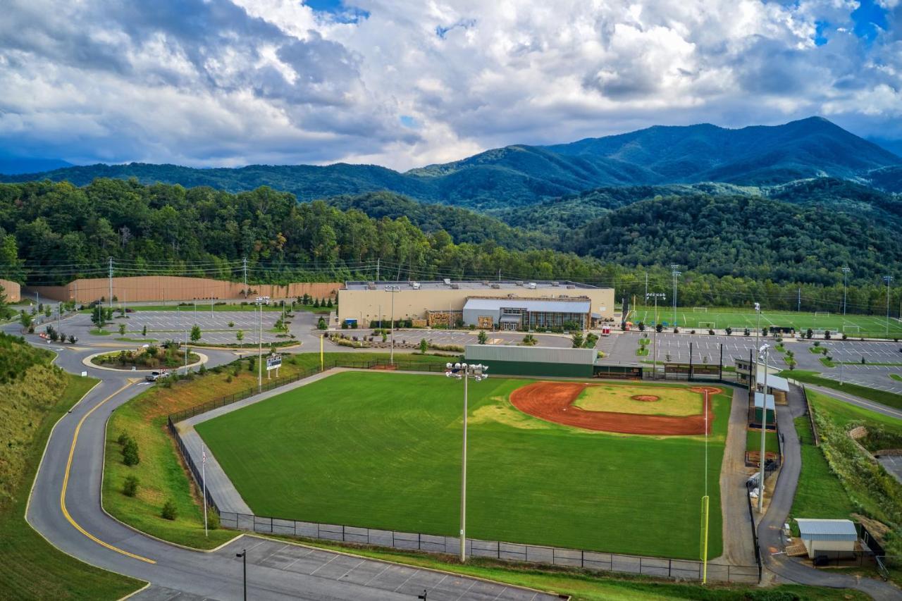 פיג'ן פורג' 5Bd5B Escape Cabin With 2 Hottubs, Thtr &Game Rm,1Mi To The Parkway! 4Mi To Dollywood - Spring Deal מראה חיצוני תמונה